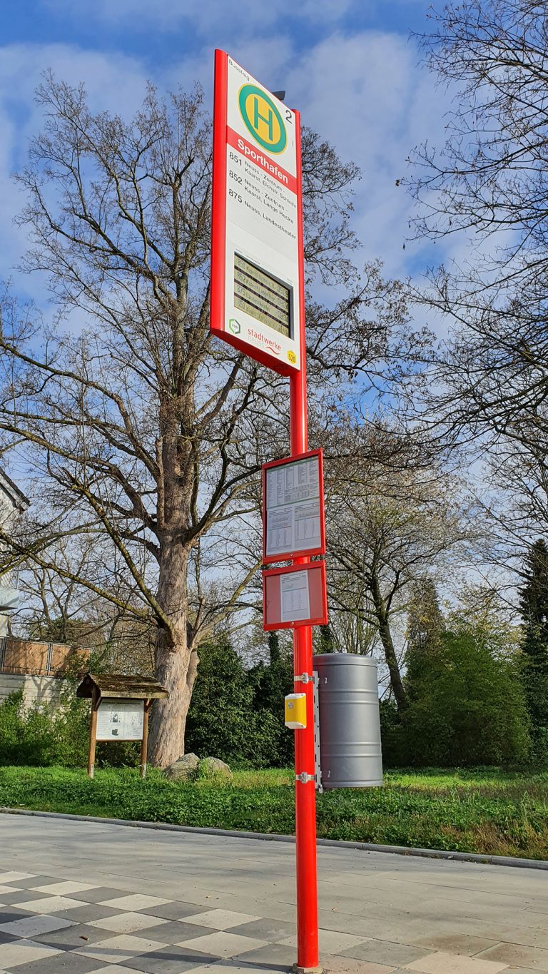 WING easy mit Axentia DFI Anzeige in Neuss, Fahrplankasten und Taster für Text-to-speech Anforderung