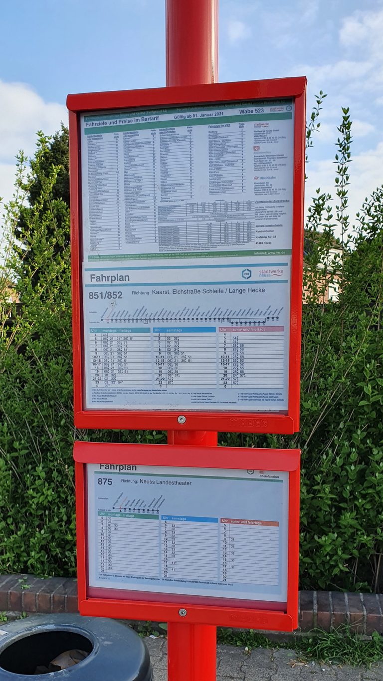 Fahrplankasten am WING easy Fahnenmast