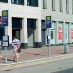 Einheitliches Design in Blau mit grauer Schwenknase