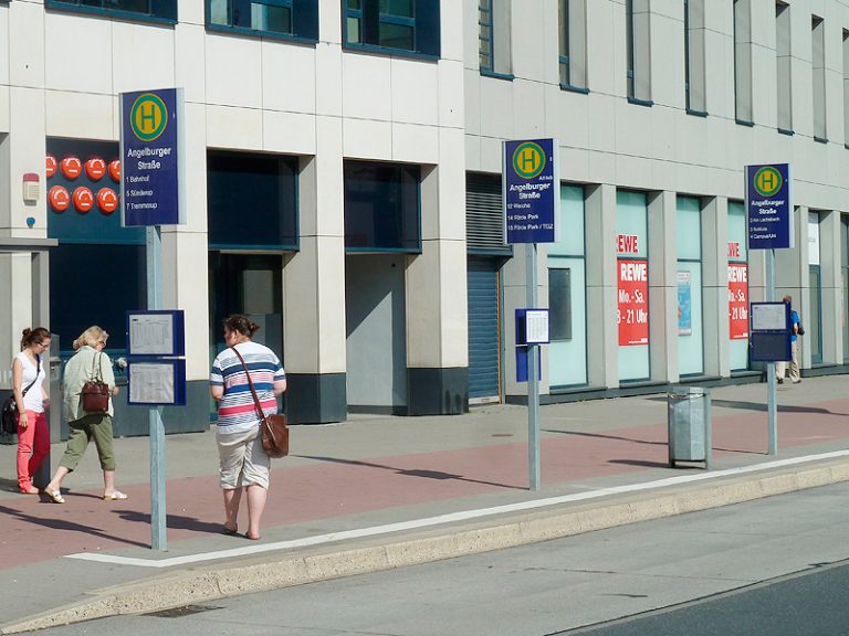 Einheitliches Design in Blau mit grauer Schwenknase