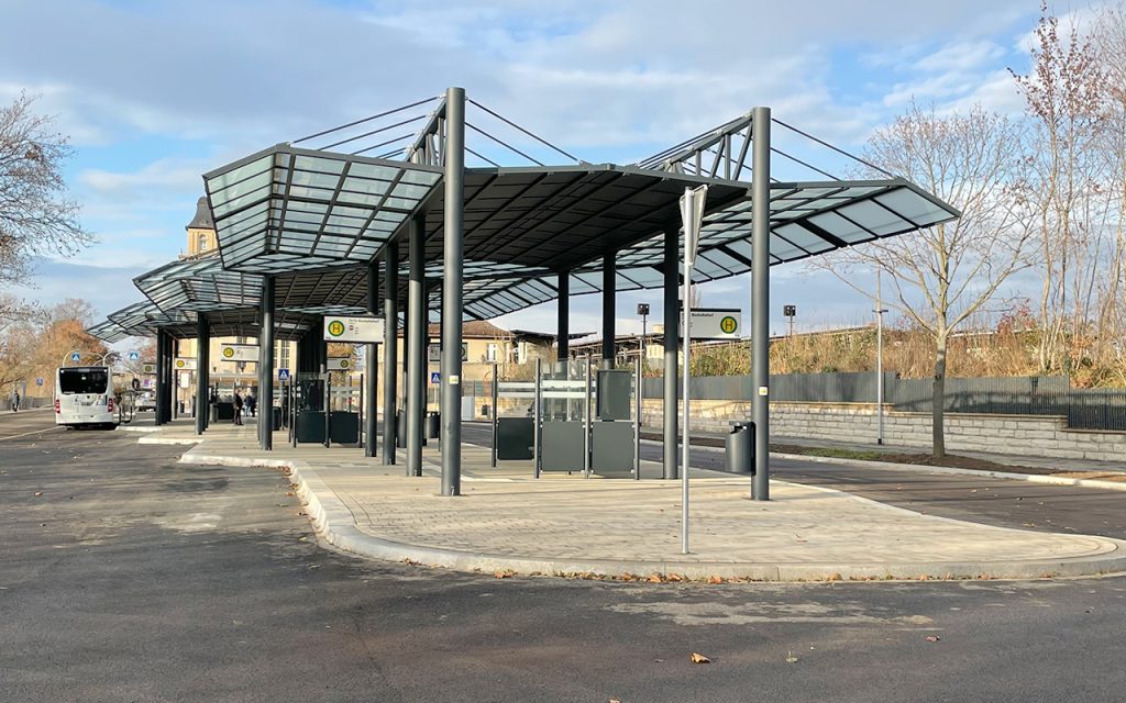 Doppelzeilige Überdachung System O am Busbahnhof Zeitz
