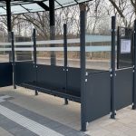 Sitzbank-Insel mit Windschutzwänden und Infovitrinen am Busbahnhof Zeitz