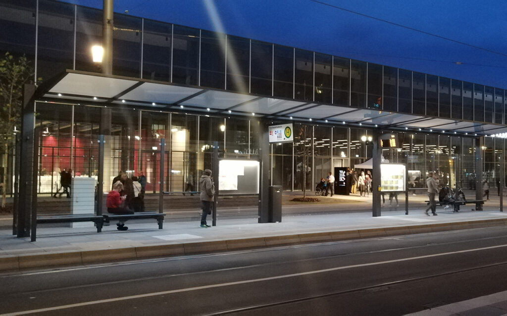 Überdachung System N in Dessau bei Nacht