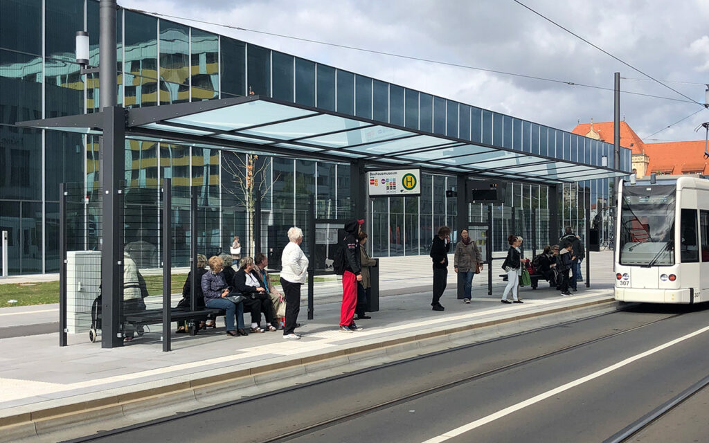 Doppelzeilige Überdachung System N in Dessau bei Tag