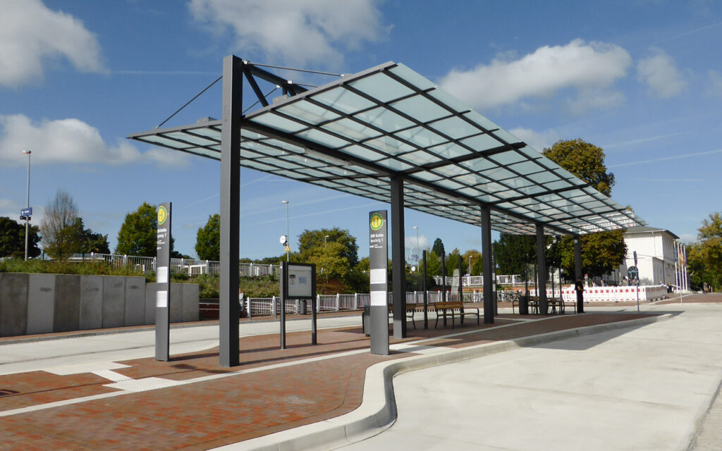 ZOB Eutin mit Überdachung System O und ARCUS FGI Stelen