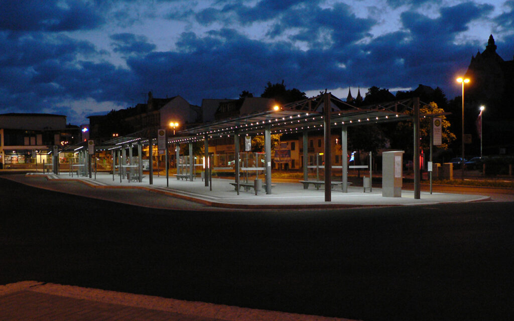 ZOB Meißen mit Überdachung System O bei Nacht