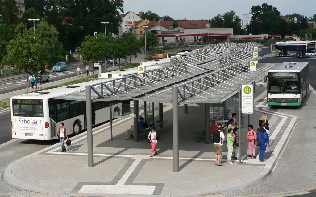 Überdachung System O am ZOB Meißen bei Tag