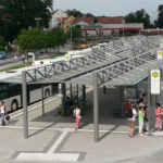 Überdachung System O am ZOB Meißen bei Tag