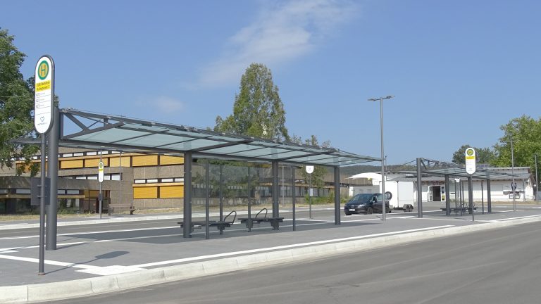 ZOB Wehdem mit Überdachungen System O und FIS 3 Schildeinheiten